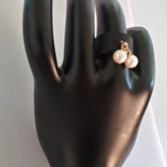 Leather Band Pearl Dangle. Ring - Picture 4 of 6